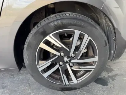 Photo 43 Peugeot 208  PureTech 100 S&S BVM6