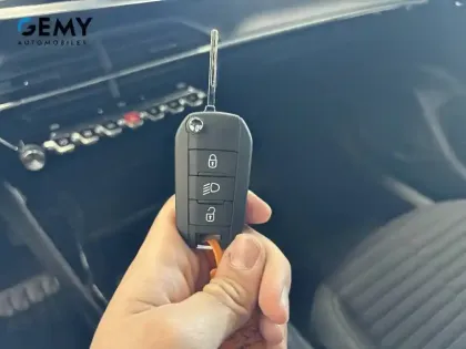 Photo 14 Peugeot 2008  Electrique 50 kWh 136 ch