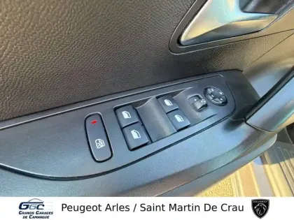 Photo 11 Peugeot 2008  PureTech 130 S&S BVM6