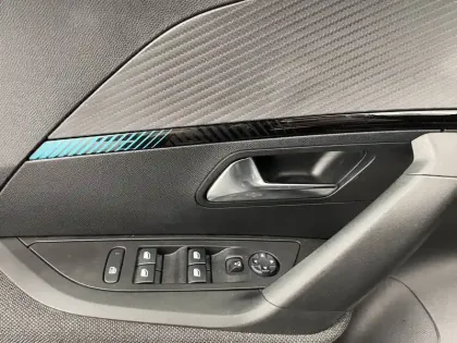 Photo 63 Peugeot 2008  PureTech 100 S&S BVM6