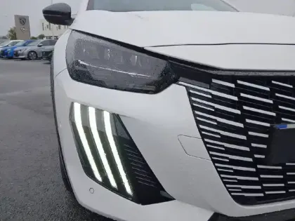 Photo 38 Peugeot 208  Hybrid 100 e-DCS6