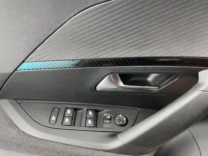 Photo 63 Peugeot 2008  PureTech 130 S&S EAT8