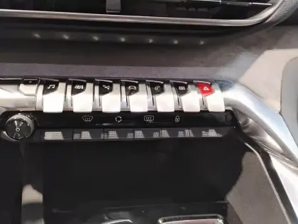 Photo 12 Peugeot 3008  Hybrid4 300 e-EAT8 GT