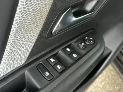 Photo 14 Citroën C4  PureTech 130ch S&S Shine EAT8