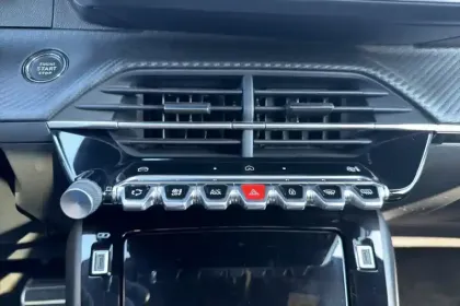 Photo 29 Peugeot 2008  Hybrid 136 e-DCS6