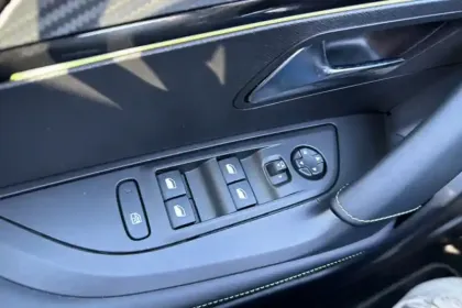 Photo 33 Peugeot 2008  Hybrid 136 e-DCS6