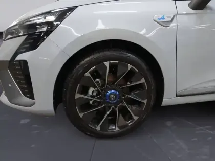 Photo 8 Renault Clio  E-Tech full hybrid 145 ch GSR2