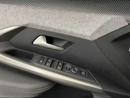 Photo 31 Peugeot 5008  Hybrid 145 e-DCS6