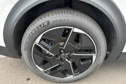 Photo 30 Peugeot 408  Hybrid 136 e-DCS6