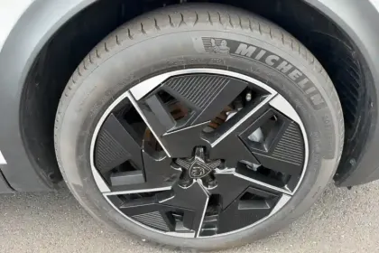 Photo 31 Peugeot 408  Hybrid 136 e-DCS6