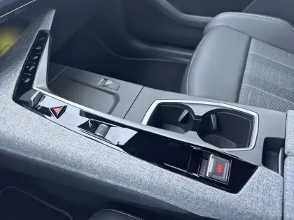 Photo 23 Peugeot 3008  Hybrid 145 e-DCS6 GT