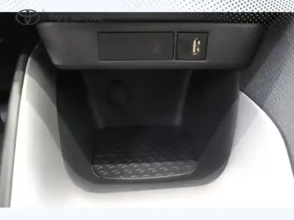 Photo 28 Toyota Yaris Hybride 116h Design Pack .