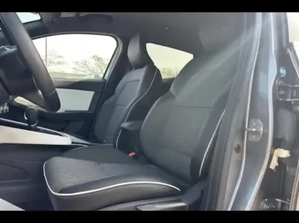 Photo 8 Renault Clio  1.6 E-Tech hybride 145ch Techno