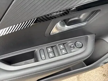 Photo 14 Peugeot 208  1.2 PureTech 100ch S&S Allure