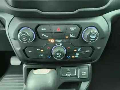 Photo 12 Jeep Renegade  1.3 GSE T4 150 ch BVR6 Quiksilver Edition