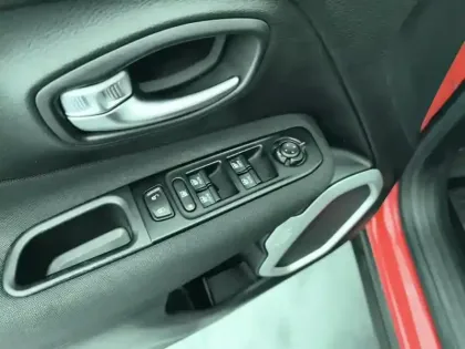 Photo 19 Jeep Renegade  1.3 GSE T4 150 ch BVR6 Quiksilver Edition