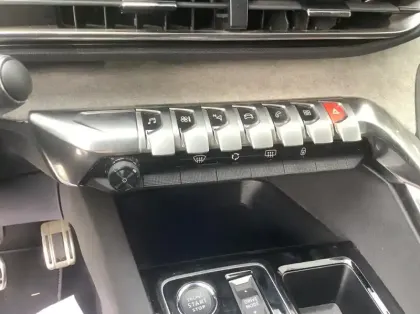 Photo 15 Peugeot 3008 Hybrid 136 e-DCS6 GT