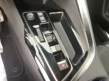 Photo 21 Peugeot 3008 Hybrid 136 e-DCS6 GT