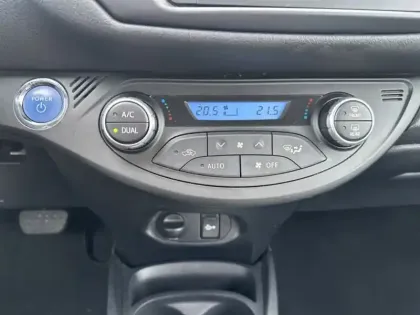 Photo 20 Toyota Yaris Hybride 100h Dynamic