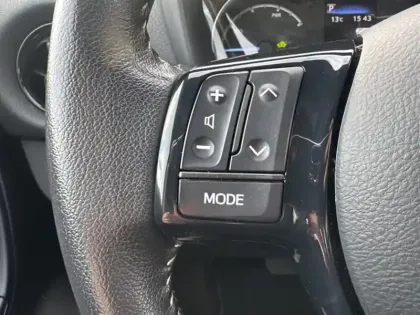 Photo 15 Toyota Yaris Hybride 100h Dynamic