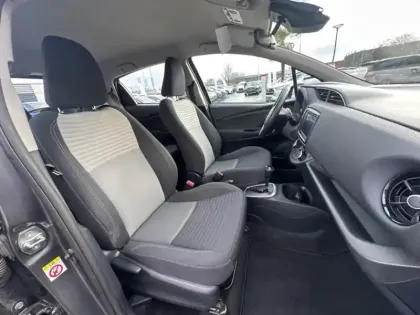 Photo 11 Toyota Yaris Hybride 100h Dynamic