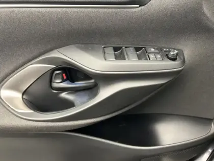 Photo 12 Toyota Yaris Hybride 116h Iconic