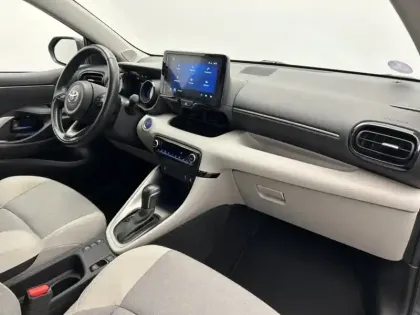 Photo 16 Toyota Yaris Hybride 116h Iconic