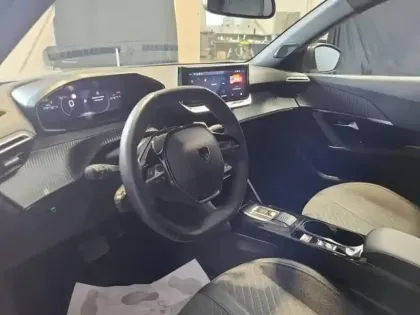 Photo 8 Peugeot 2008  1.2 Hybrid 145ch Allure e-DCS6