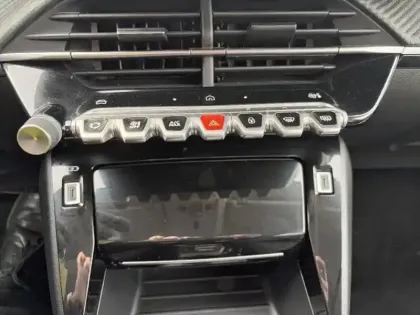 Photo 13 Peugeot 208  1.2 Hybrid 110ch Allure e-DCS6