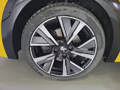 Photo 35 Peugeot 208 Gén. II Ph1 NG GT 5