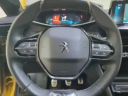 Photo 31 Peugeot 208 Gén. II Ph1 NG GT 5