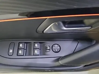 Photo 54 Peugeot 208 Gén. II Ph1 NG GT 5