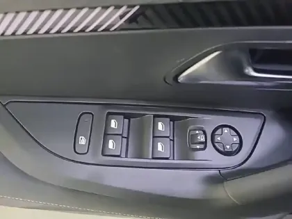 Photo 53 Peugeot 2008  Hybrid 145 e-DCS6