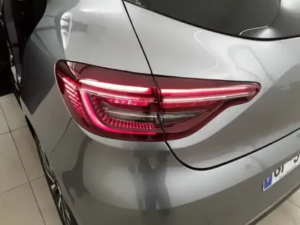 Photo 16 Renault Clio  E-Tech full hybrid 145