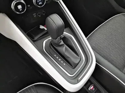 Photo 13 Renault Clio  E-Tech full hybrid 145