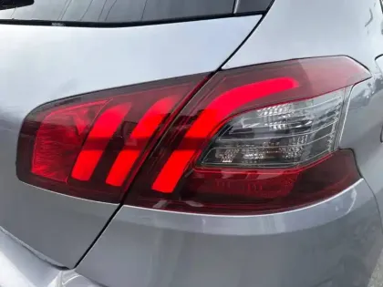 Photo 16 Peugeot 308  PureTech 130ch S&S EAT8