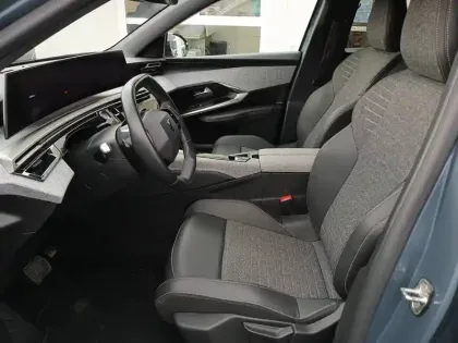 Photo 48 Peugeot 5008  Hybrid 136 e-DCS6