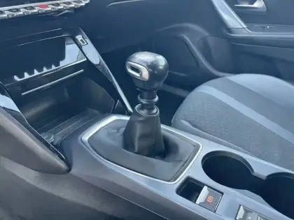 Photo 75 Peugeot 2008  PureTech 100 S&S BVM6