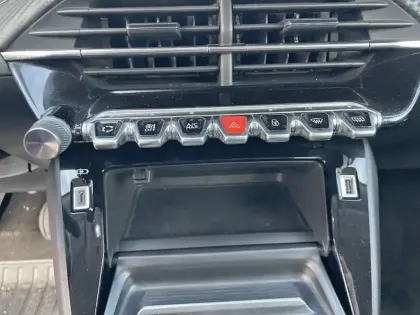 Photo 49 Peugeot 2008  PureTech 100 S&S BVM6