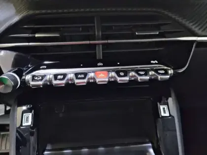 Photo 55 Peugeot 208  Hybrid 100 e-DCS6