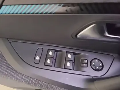 Photo 29 Peugeot 2008  PureTech 130 S&S EAT8