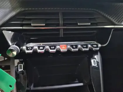 Photo 24 Peugeot 2008  PureTech 130 S&S EAT8