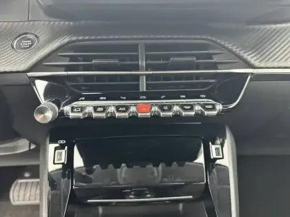 Photo 20 Peugeot 208  PureTech 130 S&S EAT8