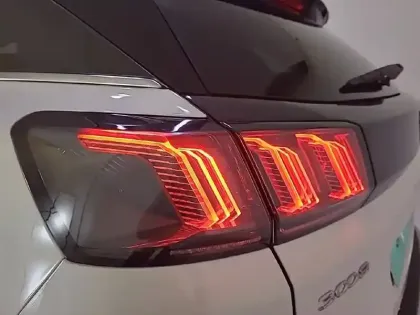 Photo 96 Peugeot 3008  Hybrid 225 e-EAT8