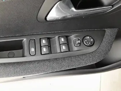 Photo 21 Peugeot 208  PureTech 100 S&S BVM6