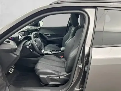 Photo 70 Peugeot 2008  PureTech 130 S&S EAT8