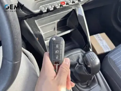 Photo 14 Peugeot 208  PureTech 75 S&S BVM5