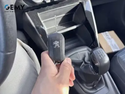 Photo 15 Peugeot 208  PureTech 75 S&S BVM5