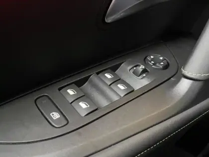 Photo 10 Peugeot 2008 Gén. II Ph1 NG GT 5