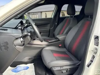 Photo 8 Alfa Romeo Junior  1.2 Ibrida 136ch DCT6